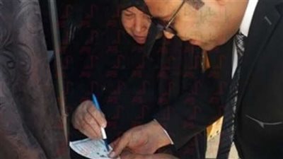 خروج مستشار لجنة بإستمارة الانتخاب لمسنة بالشرقية