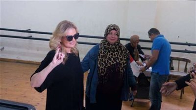 بالصور.. يسرا تدلي بصوتها في الانتخابات الرئاسية بالزمالك