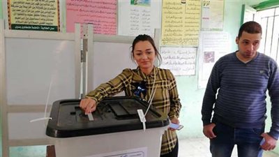 بالصور.. راندا البحيري تدلي بصوتها في الانتخابات الرئاسية بالدقي