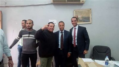 بالصور.. الناخبون يلتقطون «السيلفي» مع محمد فؤاد