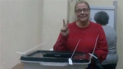 مها أبوعوف تدلي بصوتها في كلية الفنون الجميلة بالزمالك