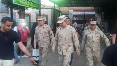 قائد المنطقة المركزية يتفقد الانتخابات بـ«الطبري الابتدائية»..(صور)