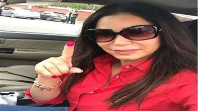 إيناس عز الدين تدلي بصوتها في الانتخابات
