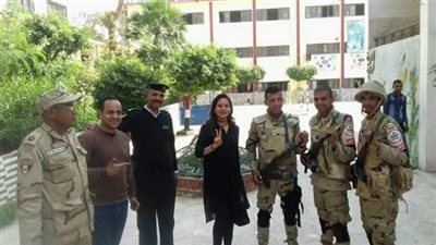 بالصور.. نيللي كريم ترفع علامة النصر في الانتخابات الرئاسية