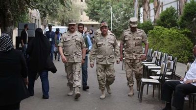 بالصور.. مساعد وزير الدفاع يتفقد سير عملية التصويت بالمعادي