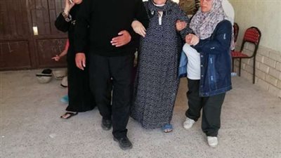 شرطي يساعد مسنة للإدلاء بصوتها في مدرسة أحمد زويل بـ 15 مايو