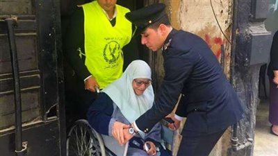 بالصور.. أمن القاهرة يلبي أستغاثة مسنة وينقلها لمقر لجنتها الانتخابية