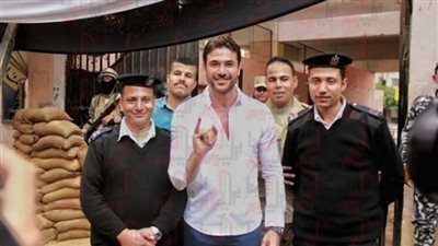 أحمد عز يلتقط صور تذكارية عقب الإدلا بصوته في المعادي