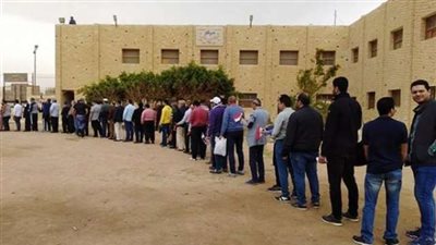 بالصور.. حشود أمام اللجان الانتخابية بالبحر الأحمر