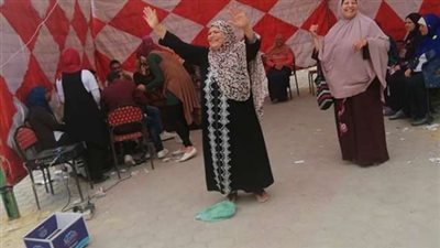 سيدات يشعلن الأجواء الانتخابية بالاحتفالات في لجنة 15 مايو