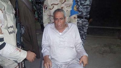 بالصور.. عجوز يدلي بصوته في الانتخابات: «واجب ولازم منه»