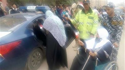 بالصور.. رجال الشرطة يوصلون مسنة لمنزلها بسيارتهم