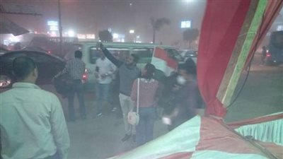 الناخبون يتحدون الأحوال الجوية بالرقص والذغاريد (صور)