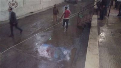 رش المياه أمام لجنة «الجامعة العمالية» لتخفيف العاصفة الترابية