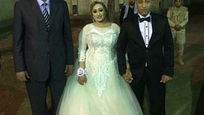 عروسين يدليان بصوتيهما ببنها