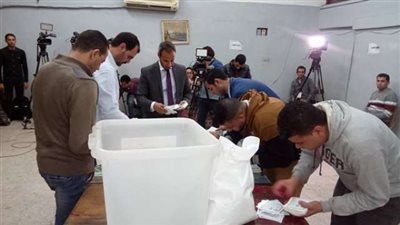 بالصور.. استمرار عملية الفرز في اللجنة رقم 87 بالجامعة العمالية