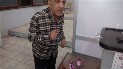 سمير كامل  يدلى بصوتة  فى الجامعة العمالية