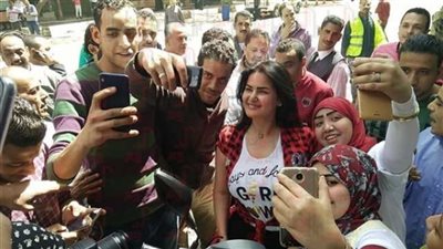 بالفيديو.. مواطن يحاول تقيبل سما المصري أمام لجنة الانتخابات