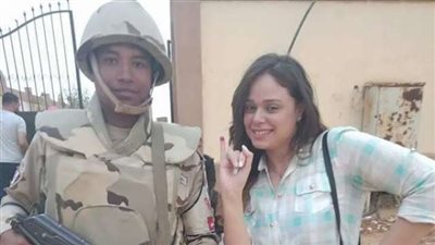 الإعلامية مروة عزام تدلى بصوتها في انتخابات الرئاسة 2018