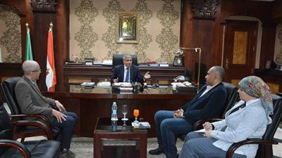 محافظ المنيا يبحث الاستعدادات لبدء مبادرة 