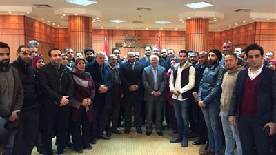 محافظ بورسعيد يلتقي الفائزين بمشروع 66 مصنعًا للشباب