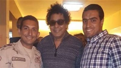 محمد منير يدلي بصوته بمدرسة الشيخ زايد