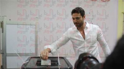 بالفيديو.. أحمد عز يمزح مع جمهوره عقب الإدلاء بصوته