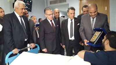رئيس جامعة الأزهر يزور مصابي حادث الدرب الأحمر بمستشفى الشرطة