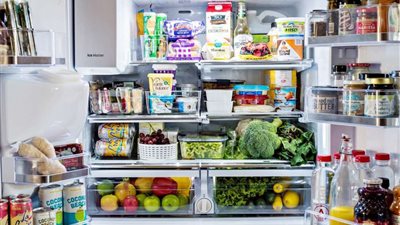 7 أطعمة تفقد نكهتها وفوائدها داخل الثلاجة
