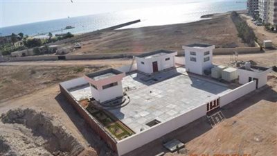 محافظ البحر الأحمر يُطالب بسرعة الانتهاء من محطات الصرف بالغردقة (صور)