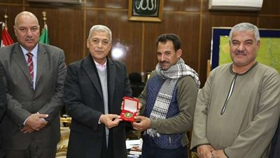 محافظ المنوفية يكرم بطل إنقاذ مصابي حادث قطار محطة مصر