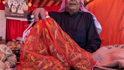 شاهد.. موسم تناول الجراد يشتعل في الكويت