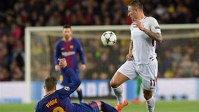 دى روسي لاعب روما يحرز فى شباكه الهدف الأول لبرشلونه