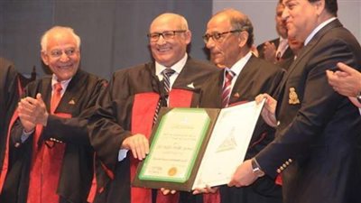 منح الدكتوراة الفخرية للمهندس هاني عازر - صور