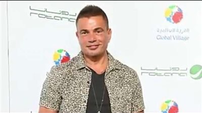 بالصور.. موقف غير متوقع من عمرو دياب مع طفلين في دبي