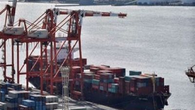 إعادة فتح ميناء السويس بعد تحسن الأحوال الجوية