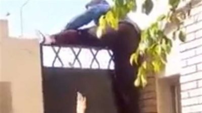 «ياوردة مكانها في البستان».. بالفيديو.. هروب طالبات من سور إحدى المدارس