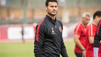شناوي الأهلي يواسي شناوي الزمالك بعد إصابته