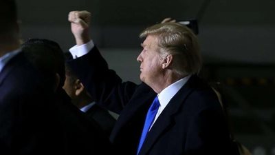 ترامب يعلنها من ألاسكا: سيطرنا على 100%من أراضى داعش