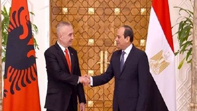 رئيس ألبانيا يغادر القاهرة عقب زيارته للأهرامات
