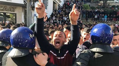 الجزائر: إصابة 56 شرطيا و7 مواطنين خلال المظاهرات