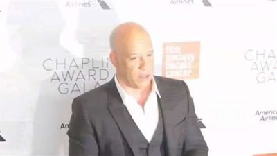 بالفيديو.. فين ديزل يسخر من أصدقائه في حفل توزيع «شابلن جالا»