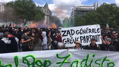 متظاهرون في باريس يحرقون المحال التجارية.. ويهاجمون الصحفيين - فيديو