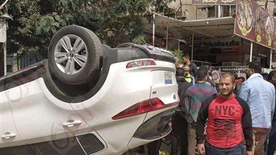 انقلاب سيارة بمنطقة السابعة بالإسماعيلية بسبب السرعة الزائدة