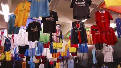 بين الأموال والنجومية.. ما هو مصير قمصان اللاعبين بعد نهاية المباراة؟