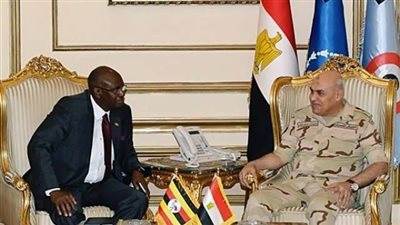 صبحي يبحث تطورات الأوضاع مع وزير الدولة لشئون المحاربين الأوغندي (صور)
