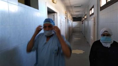 رئيس جامعة بني سويف يجري بنفسه أول عملية جراحية ضمن مبادرة 