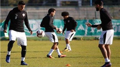 السفير المصري بأنجولا يؤازر الزمالك خلال المران