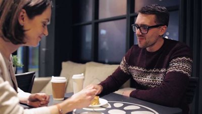 دراسة توضح صفة غريبة تجذب الرجال للمرأة