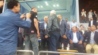 جماهير الزمالك وسموحة تهاجم مرتضى منصور وفرج عامر